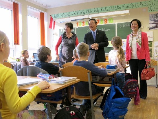 葛大使夫婦參觀Valmieras市完全中小學學生上課情形