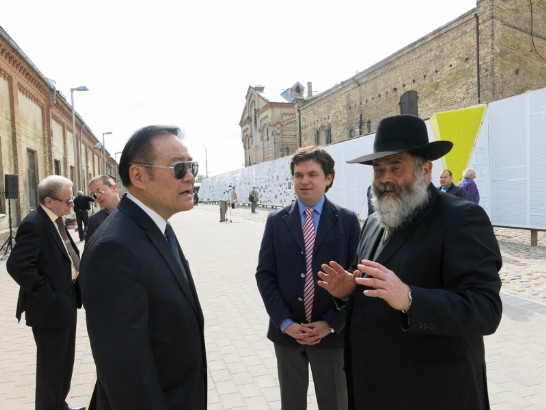 葛大使與活動主辦人拉國猶太人協會主席Menachem Barkahan（右一）及拉國富比士SK雜誌集團總裁Arkadijs Steimans（右二）