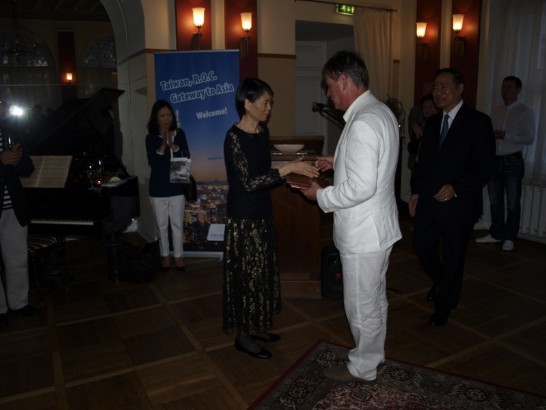 總統夫人捐贈中文學習書籍予愛沙尼亞塔圖大學東方研究中心主任林西華(Mart Laanemets)教授