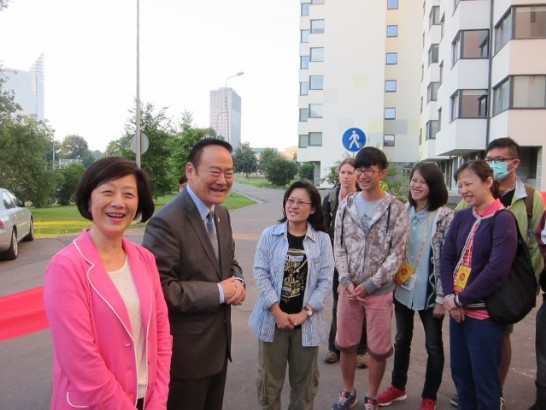 葛大使夫婦代表政府向團員致賀