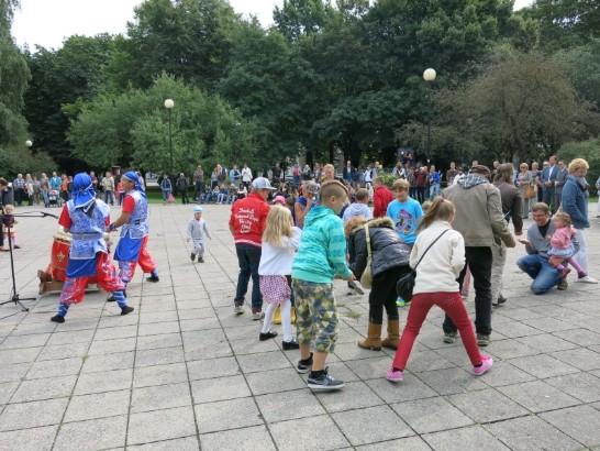 愛國民眾熱情參與廷威醒獅劇團於愛沙尼亞首都塔林市(Tallinn City)市中心塔馬薩雷公園(Tammsaare Park)表演