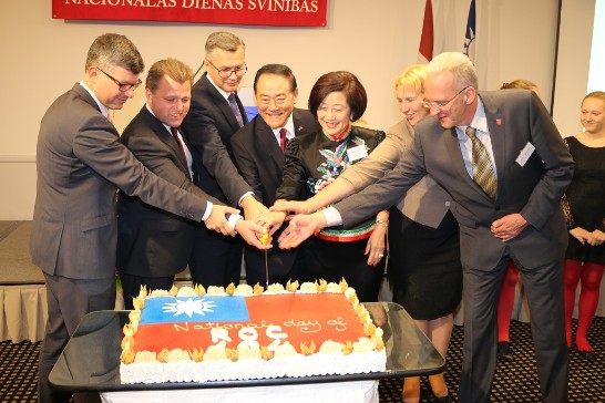 駐拉脫維亞代表處代表葛光越夫婦與波海三國國會議員、Preili及Nica市長一同切國慶生日蛋糕