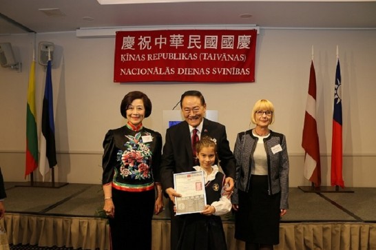 駐拉脫維亞代表處大使葛光越夫婦頒獎予「第46屆中華民國世界兒童畫展」拉國金牌得獎生