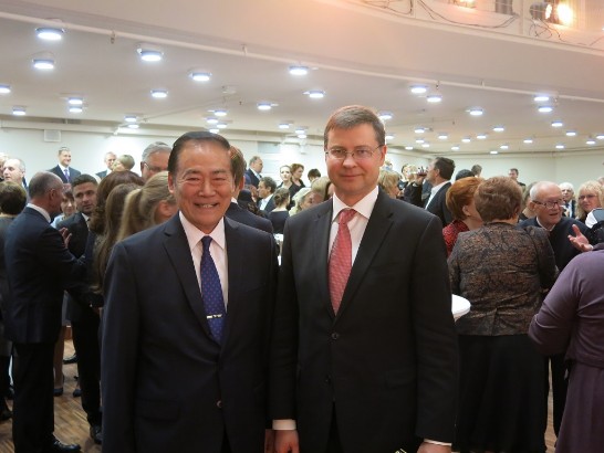 葛大使與歐盟執委會副主席、拉國前總理東布羅夫斯基(Valdis Dombrovskis)於酒會合影 