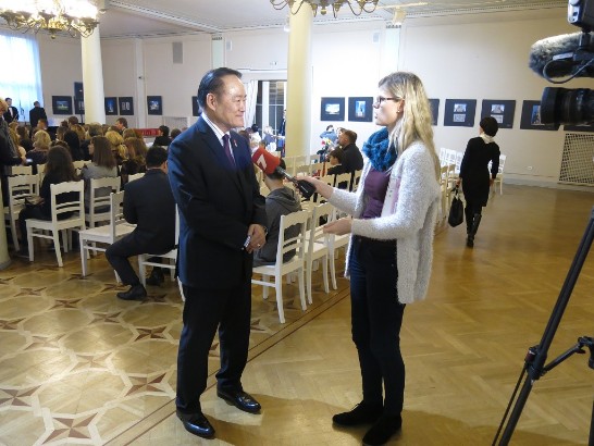 葛大使在頒獎典禮開始前接受國營電視臺「TV1」攝影專訪