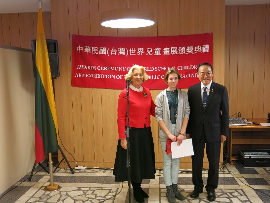 照片5立陶宛國會議員Dalia Teiserskyte葛大使與與得獎兒童合照
