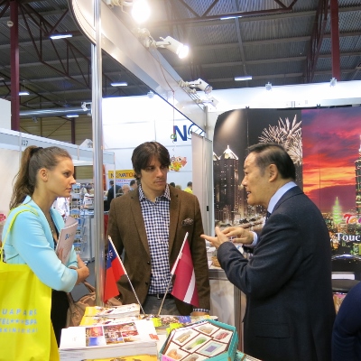 駐拉脫維亞代表處葛大使在「2015年波羅的海旅展」台灣攤位上回答參觀者提問