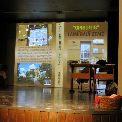 Viesturs完全中小學〝SPRIDITIS〞劇團演出的舞臺以該劇團成立50週年紀念專書為佈景