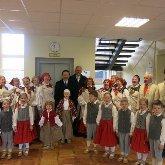 葛光越大使接受在Nica市(尼采)市政廳民俗音樂暨舞蹈藝團的表演歡迎