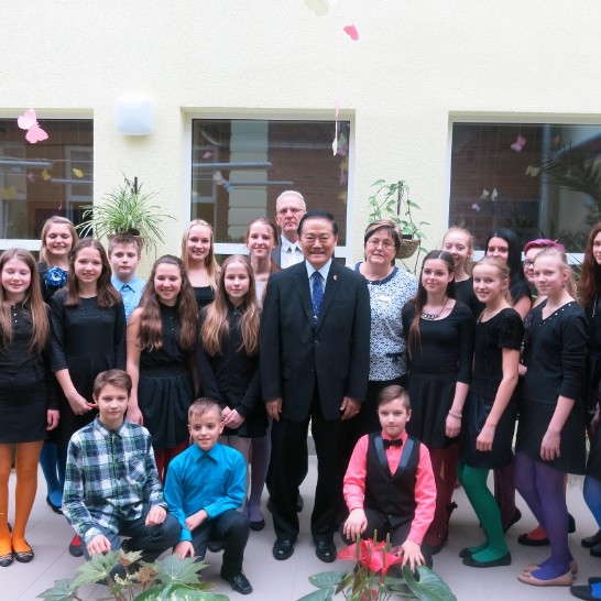 葛光越大使在Nica 完全中小學受到師生唱歌表演熱烈歡迎