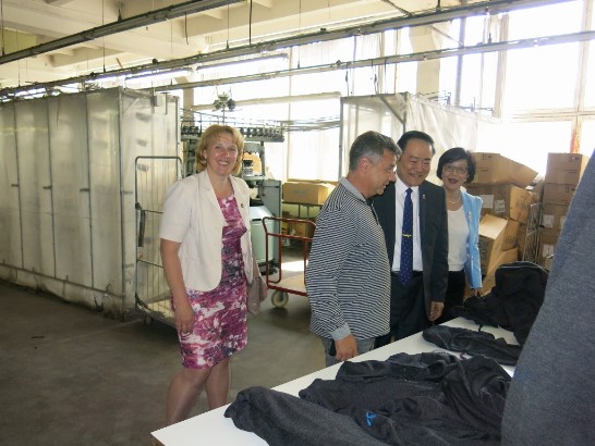 葛大使夫婦由普莉芙達市長陪同參觀特殊高級工作服製衣廠