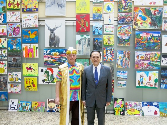 葛大使與第50屆拉脫維亞兒童畫展主辦人拉國知名畫家安曼尼斯(Janis Anmanis)合影 