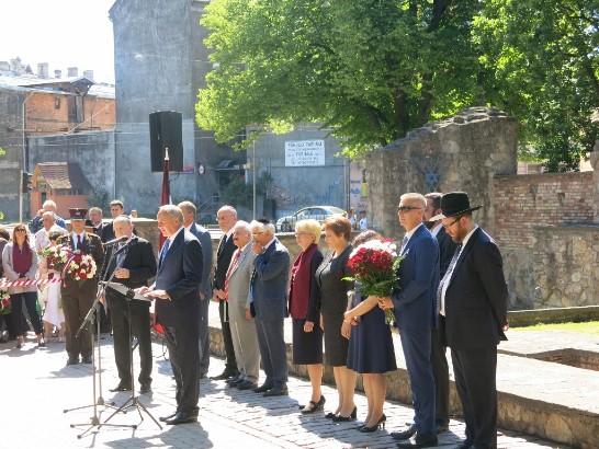 拉國總統Andris Berzins在里加猶太人被納粹大屠殺(Holocaust)追悼會中致詞。拉國議長Inara Murniece(右五)、總理Laimdota Straujuma（右四）、以色列大使Hagit Ben-Yaakov(右三)及歐洲議會議員Artis Pabriks(右二)等出席