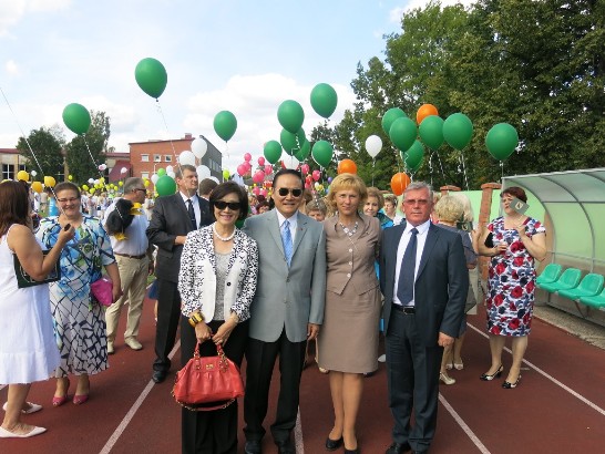 葛大使夫婦與普瑞利市(Preili)市長普莉芙達（Maruta Plivda）及白俄羅斯貴賓在城慶環城遊行隊伍前合影
