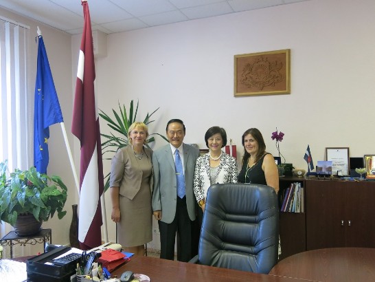 葛大使夫婦與普瑞利市(Preili)市長普莉芙達（Maruta Plivda）及市長秘書帕葛蕾(Maija Paegle)在市長辦公室合影