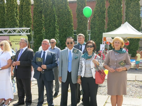 葛大使夫婦與普瑞利市(Preili)市長普莉芙達（Maruta Plivda）、立陶宛及白俄羅斯貴賓在城慶大會上合影