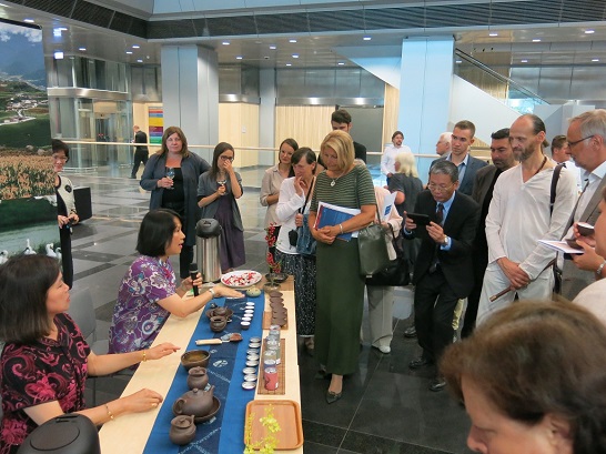 國家圖書館特藏文獻組余主任小明在「文明之印記」開幕酒會上示範及解說茶藝