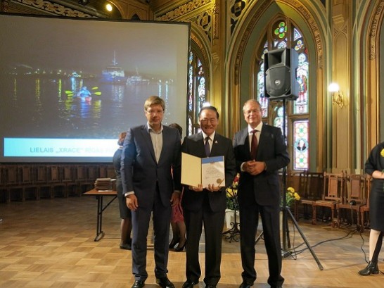 葛大使榮獲里加市長烏夏可夫(Nils Ushakov，左一)及副市長亞美力克(Andris Ameriks)頒發「2015年里加建城815週年城慶文化活動貢獻獎」