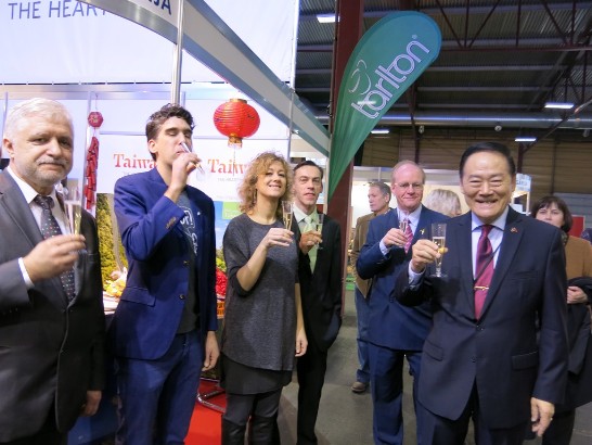 葛大使光越在2016波羅的海國際旅遊展臺灣攤位開幕典禮上與來賓相互祝酒