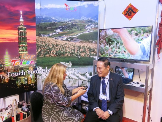 葛大使光越在2016波羅的海國際旅遊展臺灣攤位上接受旅遊雜誌專訪
