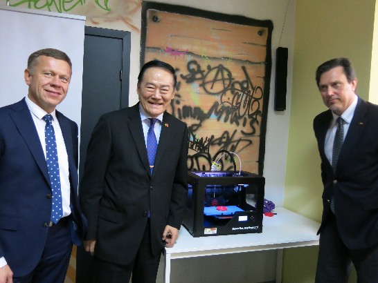 立陶宛Radviliskis市青年活動中心之3D列印表機啟用儀式合照。市長Antanas Cepononis(左) 國會議員Vytautas Juozapaitis(右)。