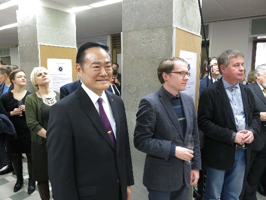 02葛代表與塔圖大學研究員林西華(右一)及中文教師Mart Tsernjuk(中)出席慶祝酒會