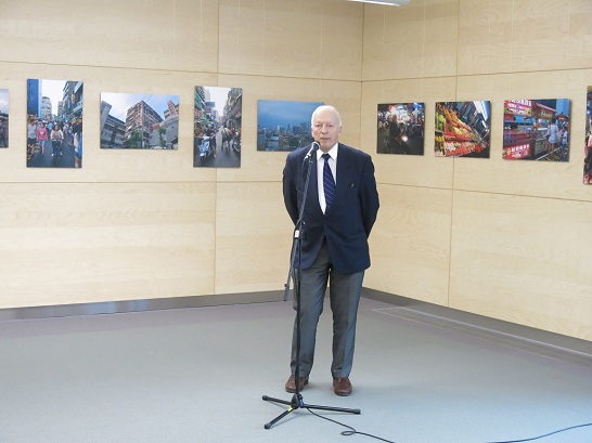 拉國國會議員布克斯(Andris Buikis)在「一位拉脫維亞女孩眼中的臺北照片展」開幕典禮上致詞