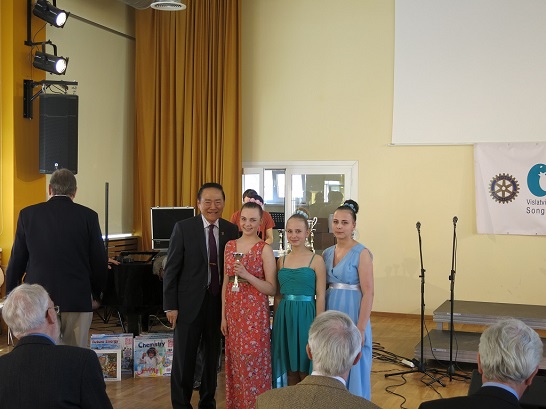葛大使頒獎予波羅的海扶輪社主辦之「2016年弱勢兒童歌唱才藝競賽」優勝隊伍