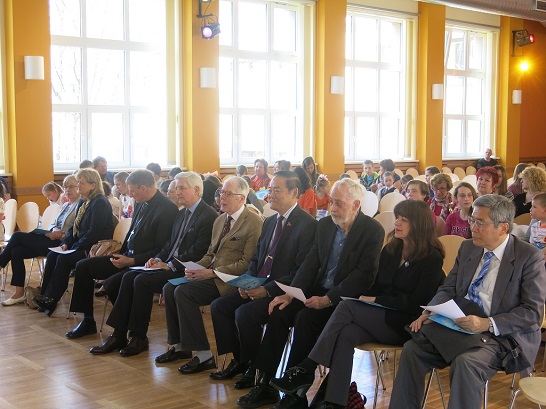 拉脫維亞波羅的海扶輪社「2016年弱勢兒童歌唱才藝競賽」現場(左一愛沙尼亞公使、左三里加大主教、左四瑞士大使、右一日本公使)
