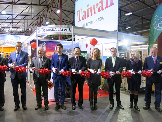 葛大使光越與剪綵貴賓拉脫維亞國會友臺小組主席Ainars Latkovskis及副主席Janis Vucans(左二)等合影