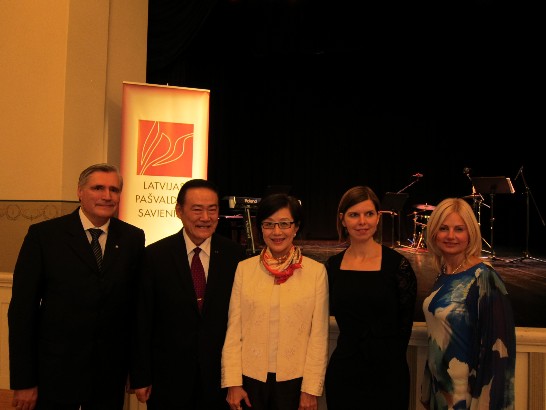 Amb.Ko, Madame Ko, Mr. Andris Jaunselinis， Chairman of the Latvian Association of Local and Regional Governments（First of Left side）and Ms. Mudite Priede, The Secretary General of the Association（First of Right side）