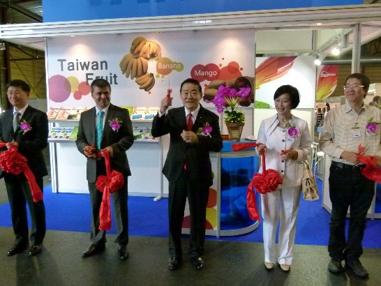 Ribbon cutting, From left to right: Mr. Ting-Chung Huang, Director of  Warsaw office, TIATR, Curator of 2012 Riga Food, Mr. Rolands Nezborts, Amb.Ko, Madame Ko, and the Head of Taiwan Delegation, Mr. Hang-Tom Hon