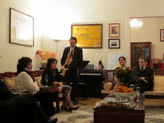 Amb. Ko played several Christmas carols by Taiwan-made saxophone