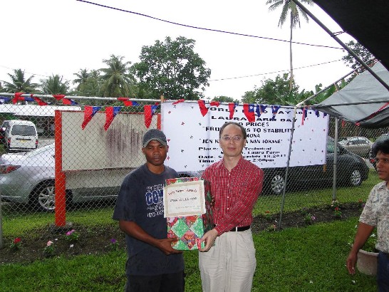 駐馬紹爾李大使致贈優秀農民禮品。