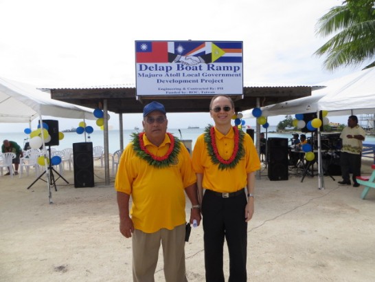 駐馬紹爾群島共和國李大使自剛偕趙祕書向羣應邀於本（3）月8日下午出席馬國首府馬久羅市運用我國年度援贈款興建Delap港口船隻滑道竣工啟用典禮。　