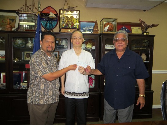 駐馬紹爾李大使自剛（中）與馬國外長Phillip Muller（左）及內閣秘書長Casten Nemra（右）在賑災捐贈儀式合影。