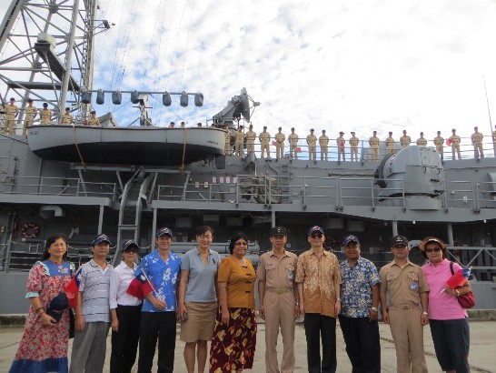 敦睦艦隊支隊長李世強少將與駐馬紹爾大使館李自剛大使、馬國政府官員及僑胞合影。