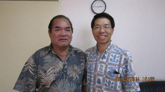 駐馬紹爾陳大使文儀於5月27日下午拜會馬國國營「馬紹爾開發銀行」，由該銀行總裁Amon Tibon親自接待。T總裁向陳大使簡報開發銀行小型信貸業務，及對馬國離島人民微型企業的助益。陳大使表示，我國向關心馬國離島人民福祉，除推崇開發銀行為馬國經濟永續發展所作出之卓越貢獻，本館今後亦樂願與該銀行加強各項合作。