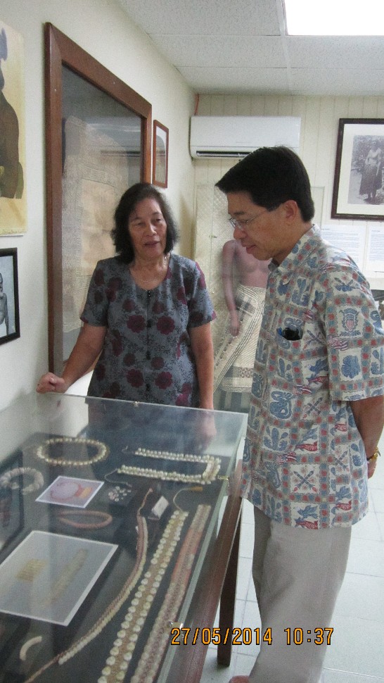 駐馬紹爾陳大使文儀於5月27日上午參訪馬國Alele博物館，由館長Amanda Matthew親自接待。M館長向陳大使介紹該館所典藏馬國傳統航海工藝、編織藝術品及獨特的島嶼文化。陳大使並與M館長就馬國歷史、文化及藝術等議題廣泛交換意見，雙方允續增進彼此文化交流與合作。