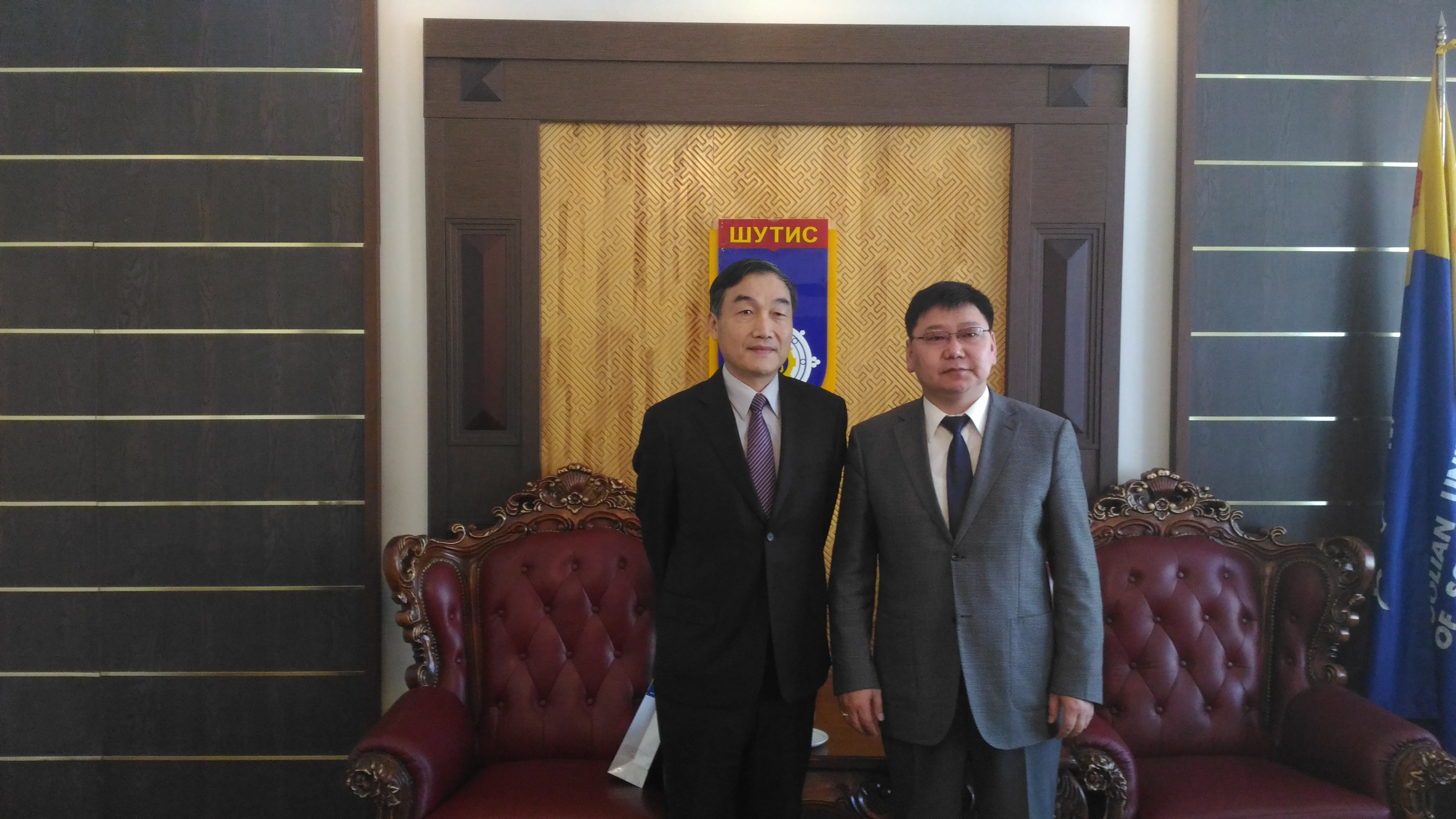 黃代表會晤蒙古國立科技大學校長