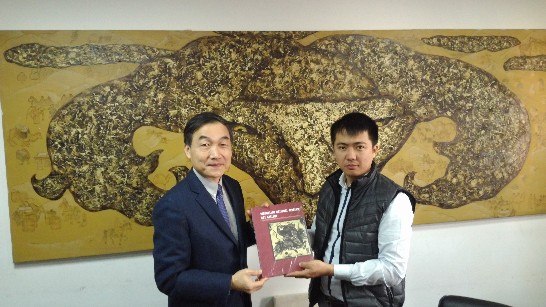 蒙古國立現代美術館館長致贈黃代表館藏作品介紹專書