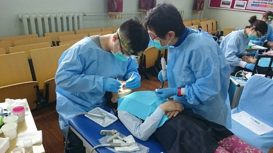 臺灣義診團牙醫為烏布蘇省學童進行診療