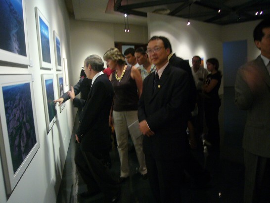 陳代表新東在台灣．畫境開幕式中向Leon市長Vicente Guerrero Reynoso介紹作品內容