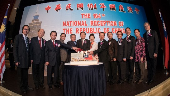駐馬來西亞代表處章大使計平夫婦(左6、左7)主持中華民國104年國慶，並與貴賓共同切蛋糕慶祝