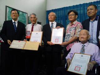 駐馬來西亞代表處章大使計平(左1)、僑委會張主任秘書良民(左3)和