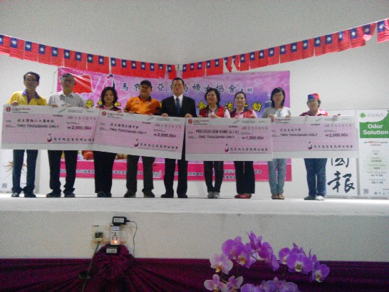 駐馬來西亞代表處章大使計平 (右5)見證馬來西亞寶島婦女協會捐款賑助。