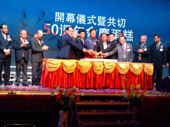 駐馬來西亞代表處章大使計平(前排，右4)和與會貴賓為沙巴留臺同學會成立50週年共同切蛋糕慶賀。