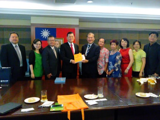 馬駐馬來西亞代表處章計平大使(左4)與馬來西亞華人文化協會張雅誥總會長(右6)等人合影留念。