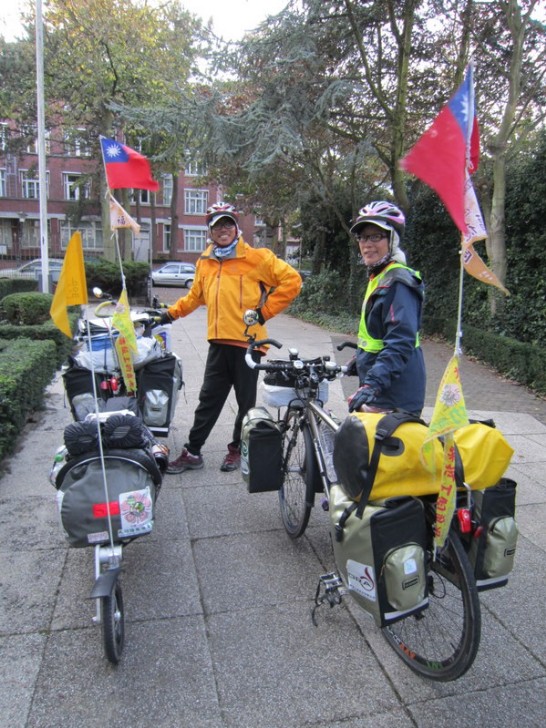 林孝鍇與顏怡慧騎著兩部「Made In Taiwan」單車進行環球之旅