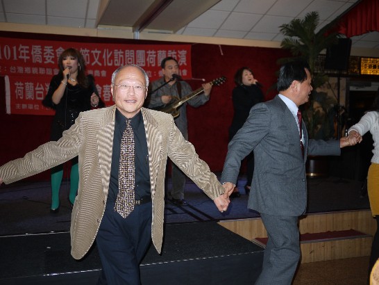 劉代表融和、許副委員長振榮與參加聯歡會的鄉親共舞「我們都是一家人」